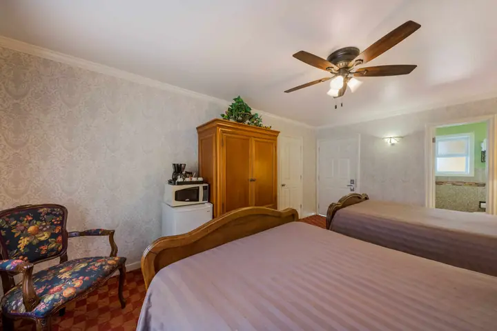 Double Double room with a floral armchair, microwave and refrigerator