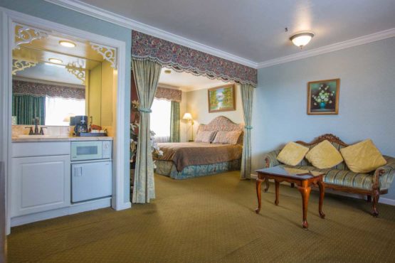 king suite with couch room