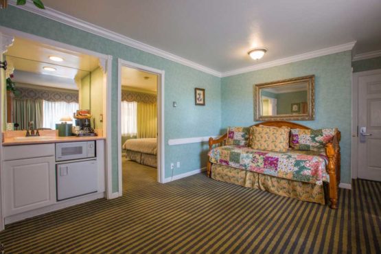 king suite with daybed room